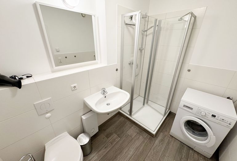 modernes Duschbad mit flachem Einstieg modernes Duschbad mit flachem Einstieg