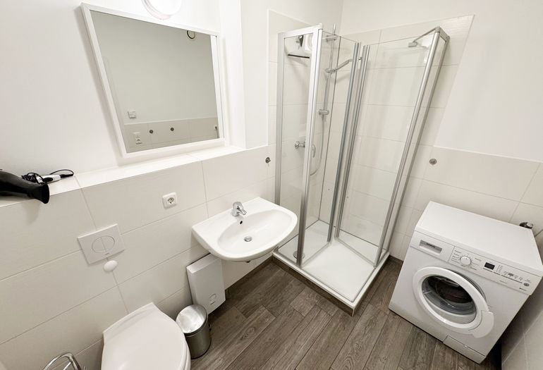 modernes Duschbad mit flachem Einstieg