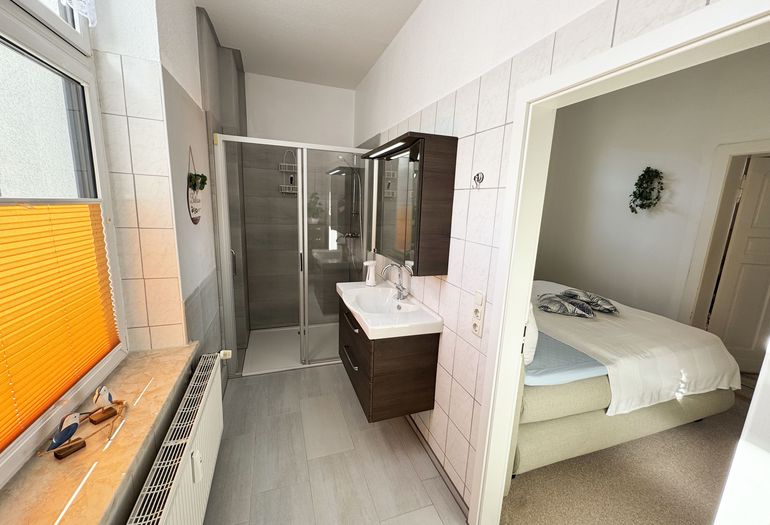 2.Badezimmer mit Blick ins Schlafzimmer 2.Badezimmer mit Blick ins Schlafzimmer