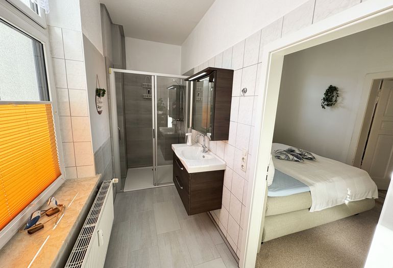 2.Badezimmer mit Blick ins Schlafzimmer