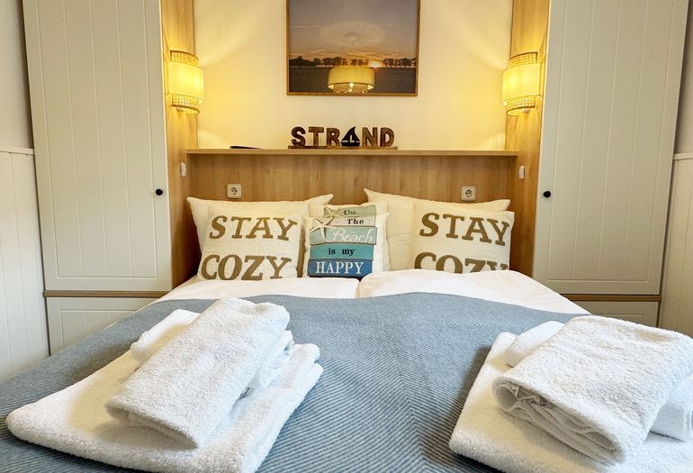 1.Schlafzimmer mit Doppelbett und Ablagemöglichkeit