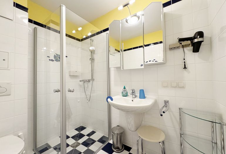 innenliegendes Bad mit Dusche und Waschbecken