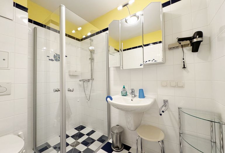 innenliegendes Bad mit Dusche und Waschbecken