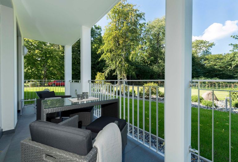 bestuhlte Terrasse mit Blick in den Garten