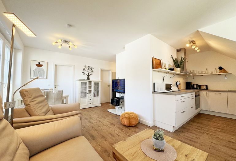 Wohnbereich mit Blick zur Küchenzeile Wohnbereich mit Blick zur Küchenzeile