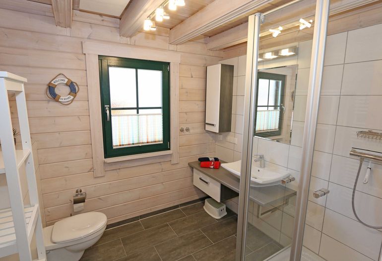 Badezimmer mit Dusche