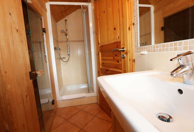 2. Badezimmer mit Dusche