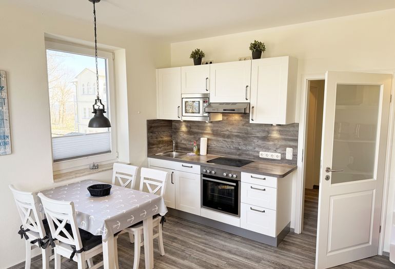 Essbereich und moderne Küchenzeile Essbereich und moderne Küchenzeile