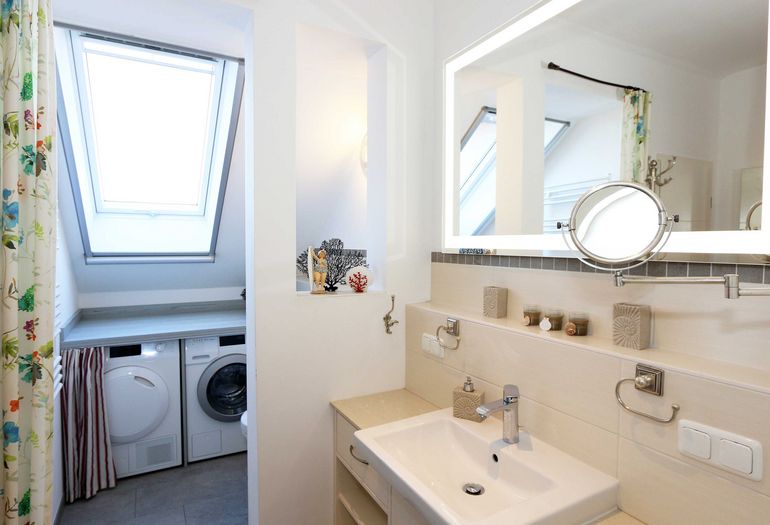 Badezimmer mit Waschmaschine