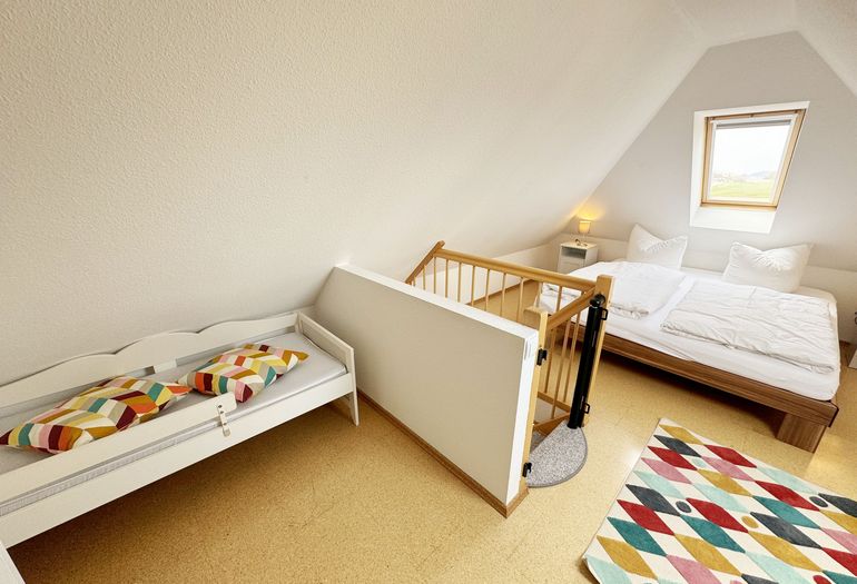 2. Schlafzimmer mit Kinderbett 2. Schlafzimmer mit Kinderbett