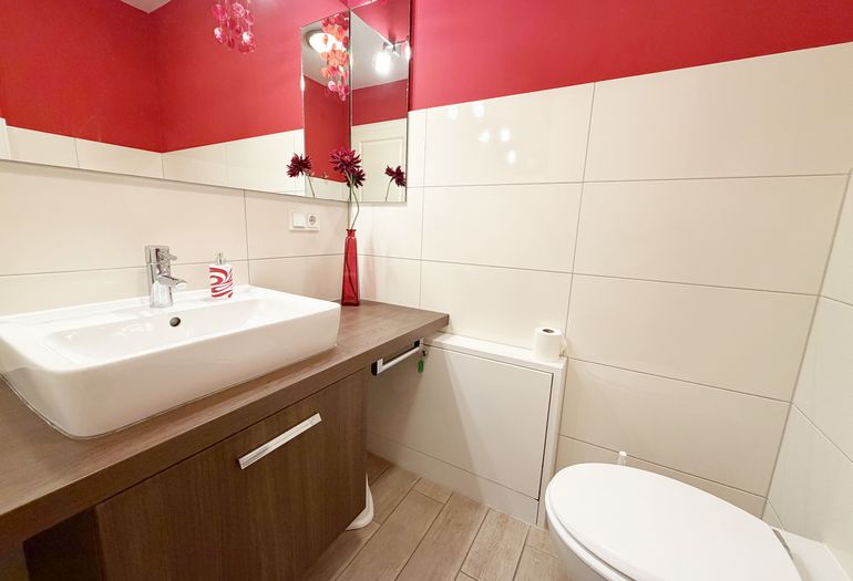 2. Bad mit WC und Waschtisch 2. Bad mit WC und Waschtisch