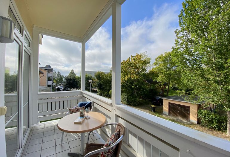bestuhlter Balkon in ruhiger Lage