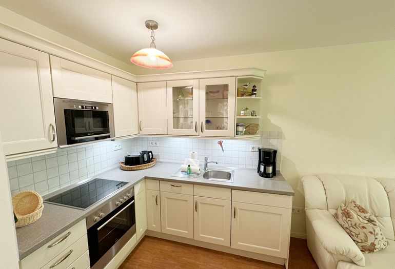 Küchenzeile mit Backofen und Geschirrspüler