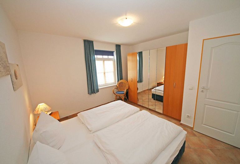 1. Schlafzimmer mit großem Kleiderschrank 1. Schlafzimmer mit großem Kleiderschrank