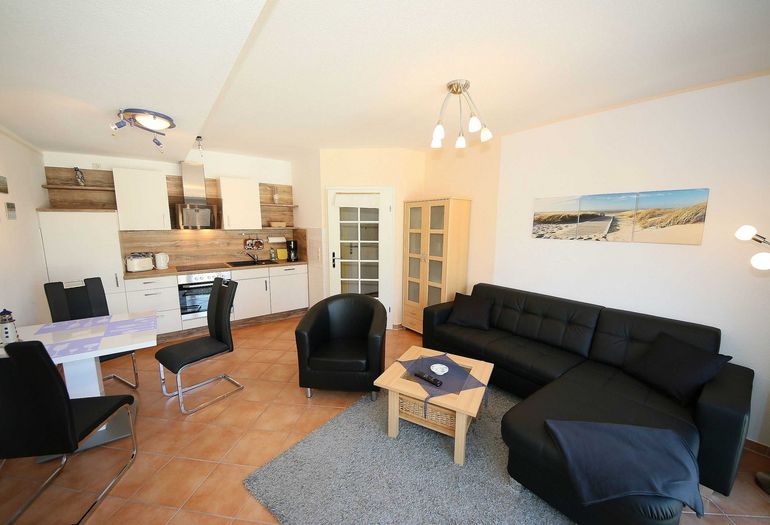 Wohnzimmer mit gemütlicher Couch