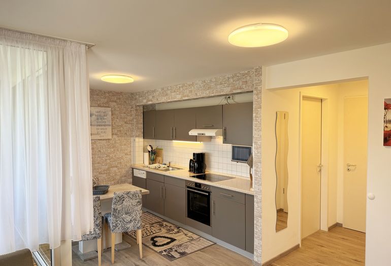 Küchenzeile mit angrenzenden Essplatz Küchenzeile mit angrenzenden Essplatz