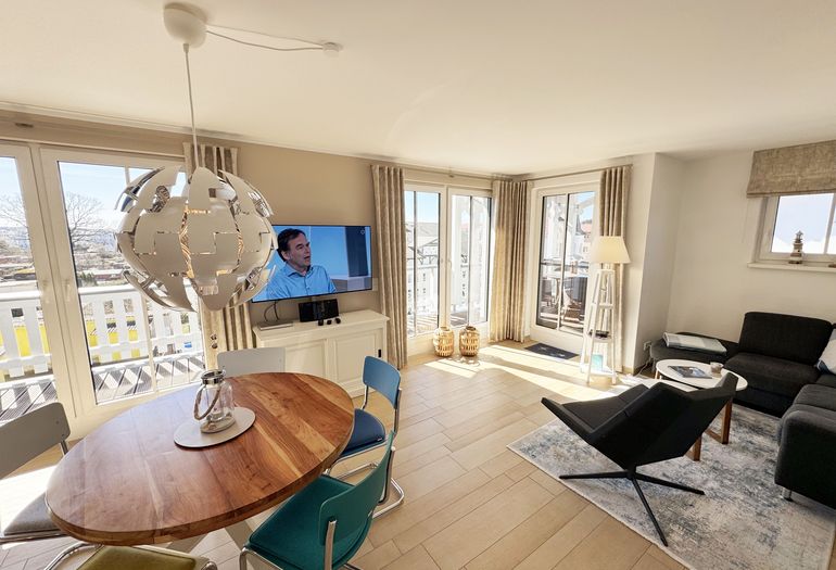 Wohn-und Essbereich mit Blick auf die Dachterrasse Wohn-und Essbereich mit Blick auf die Dachterrasse