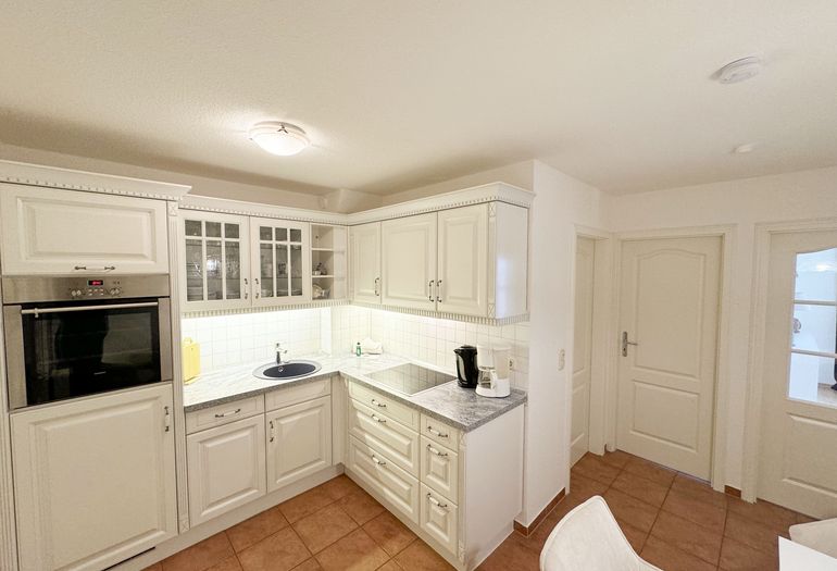 Küchenzeile mit Geschirrspüler