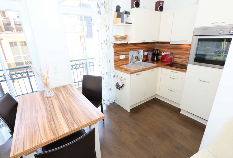 moderne Küchenzeile mit Esstisch