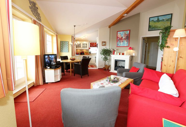 Wohnbereich mit angrenzender Küchenzeile