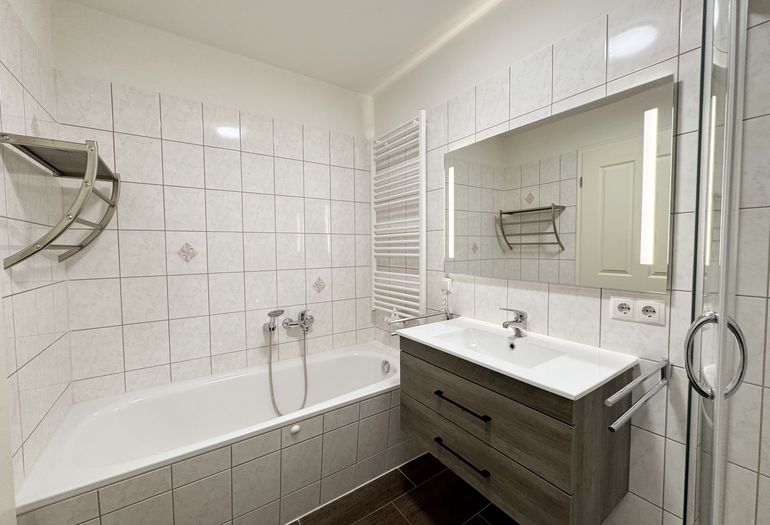 innenliegendes Badezimmer mit Badewanne