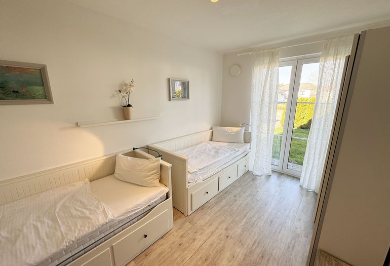 2. Schlafzimmer mit 2 Einzelbetten und Kleiderschrank