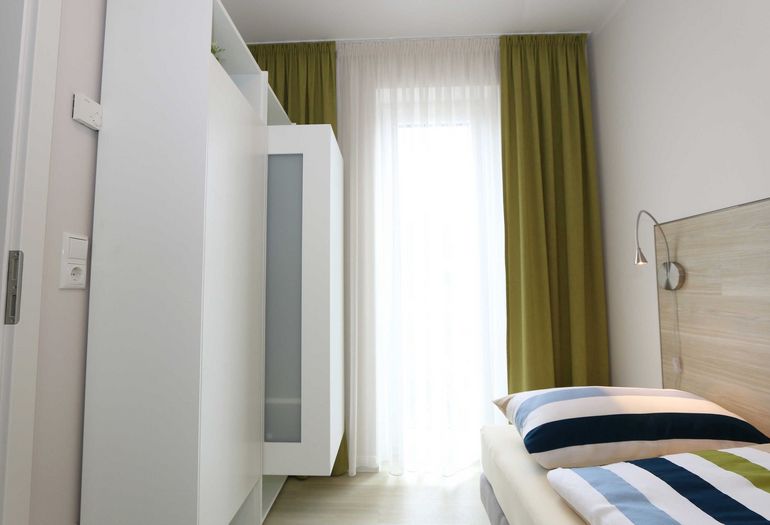 1. Schlafzimmer mit zwei Einzelbetten