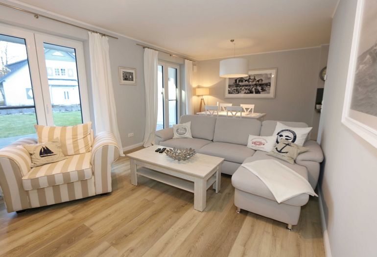 Wohnbereich mir gemütlicher Couch