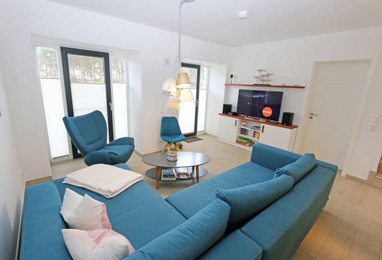 Wohnzimmer mit großer Couch