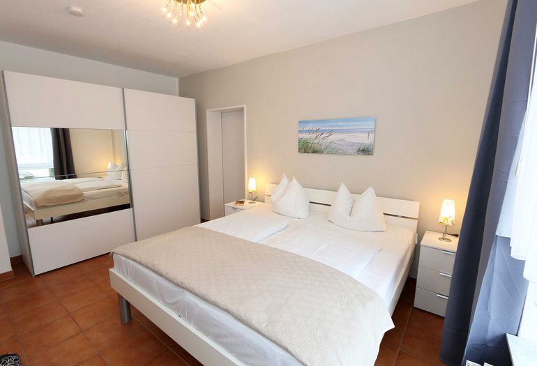 2. Schlafzimmer mit Doppelbett und Kleiderschrank