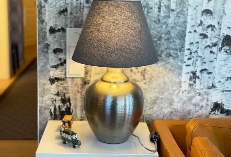 Wohnzimmer mit Tischlampe Wohnzimmer mit Tischlampe