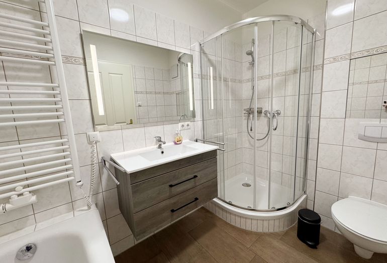 innenliegendes Badezimmer mit Dusche und WC