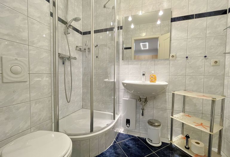 Badezimmer mit Dusche