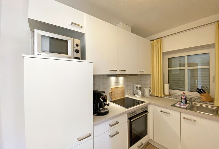 Küchenzeile mit Backofen