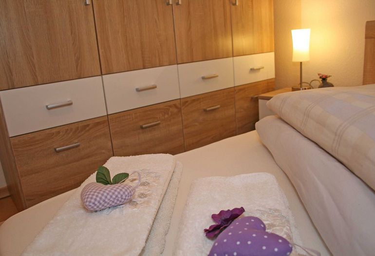 Schlafzimmer mit Kleiderschrank