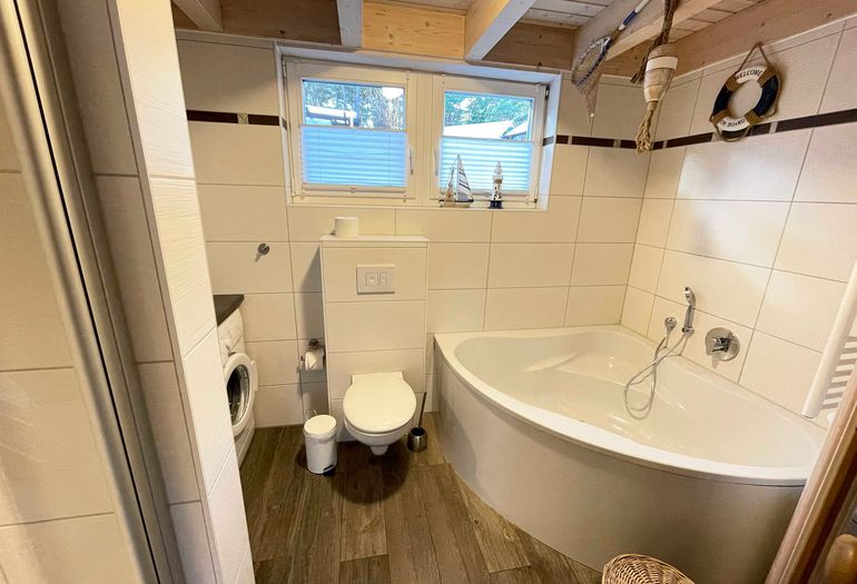 Badezimmer mit Badewanne