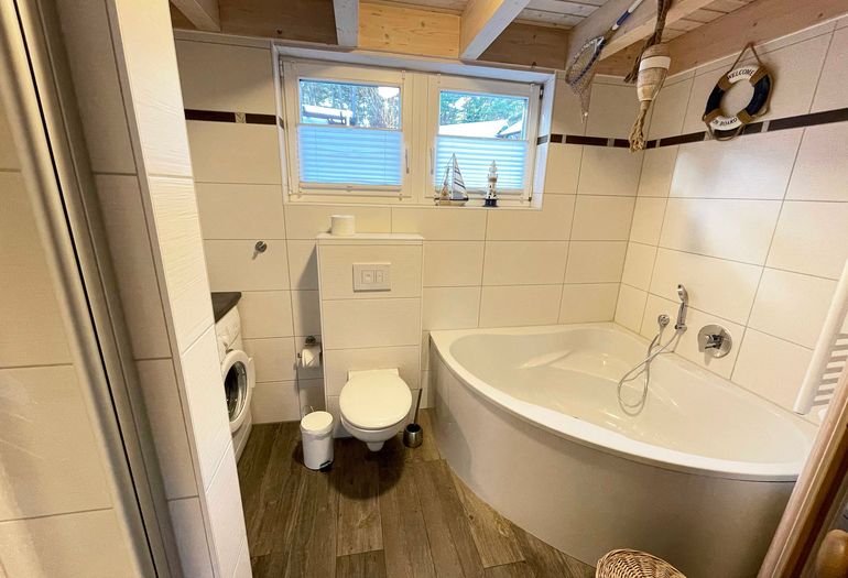 Badezimmer mit Badewanne Badezimmer mit Badewanne