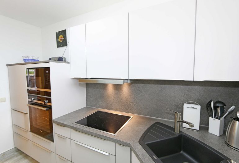 moderne Küchenzeile mit Ceranfeld moderne Küchenzeile mit Ceranfeld