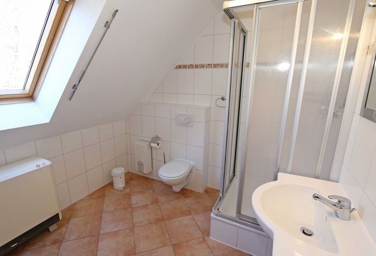 Badezimmer mit Waschbecken und WC Badezimmer mit Waschbecken und WC