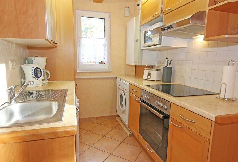 moderne Küche mit Backofen moderne Küche mit Backofen