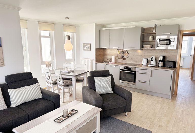 Küchenzeile mit vielen Utensilien