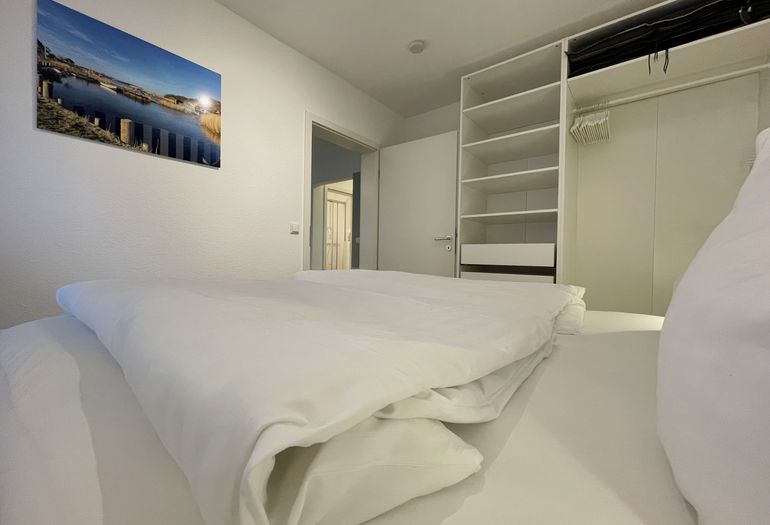Schlafzimmer mit offenem Kleiderschrank Schlafzimmer mit offenem Kleiderschrank