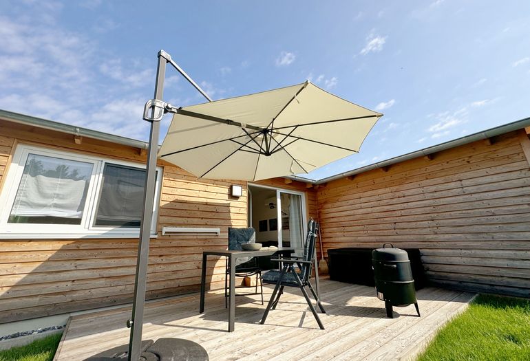 Terrasse mit Sonnenschirm