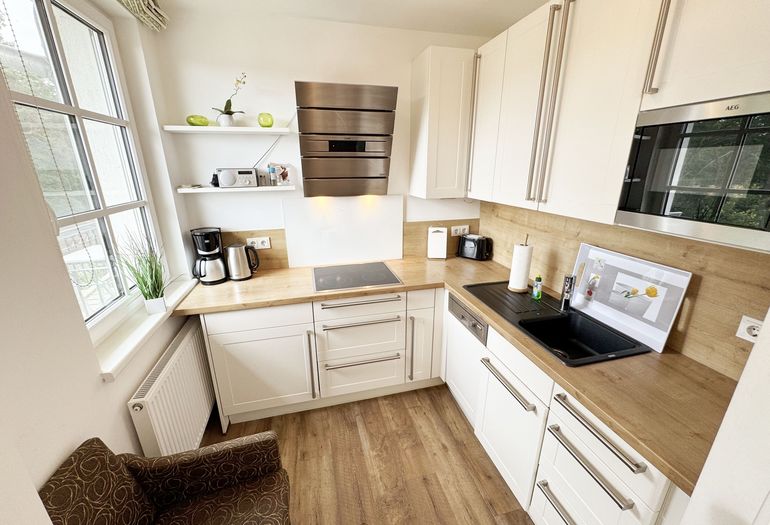 moderne Küchenzeile und vielen praktischen Helfern