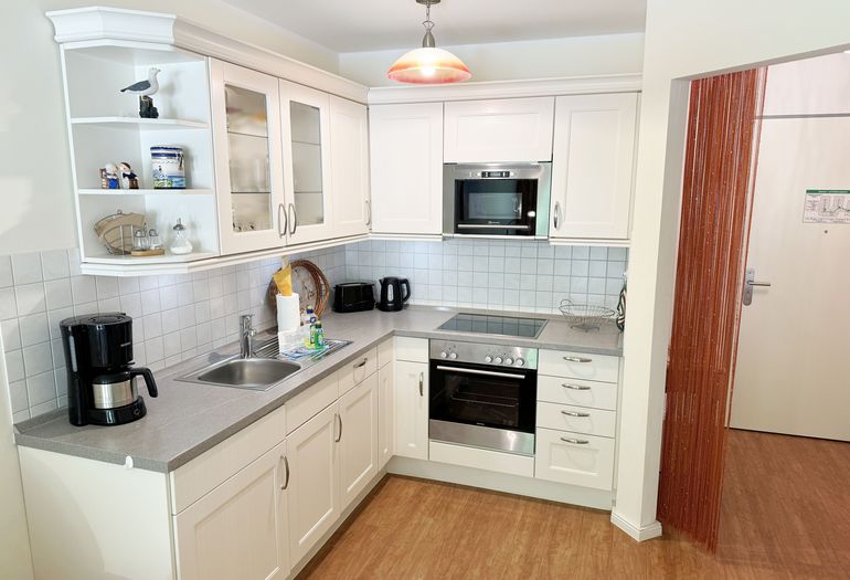 Küchenzeile mit Mikrowelle