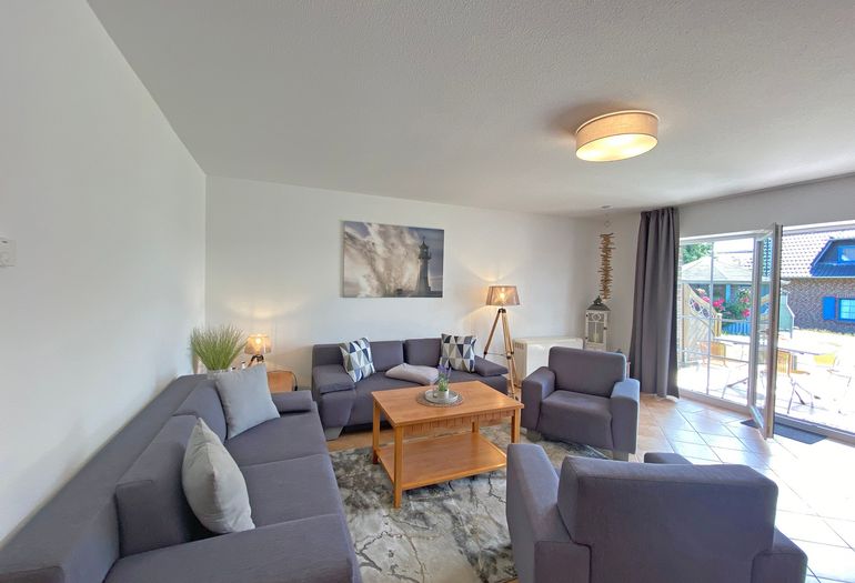 Wohnzimmer mit Couch und Sessel Wohnzimmer mit Couch und Sessel