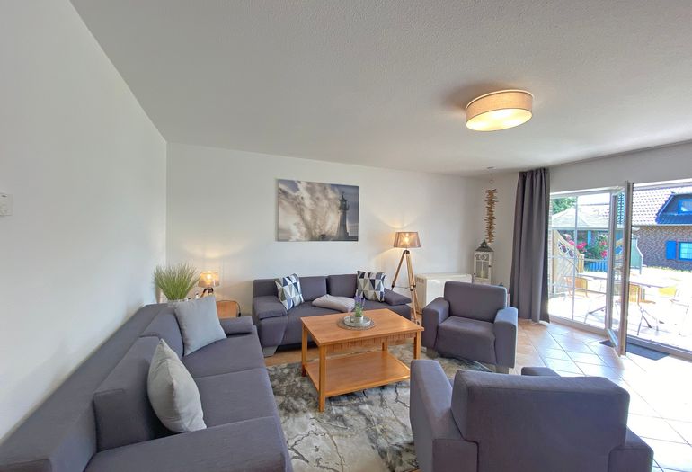 Wohnzimmer mit Couch und Sessel Wohnzimmer mit Couch und Sessel
