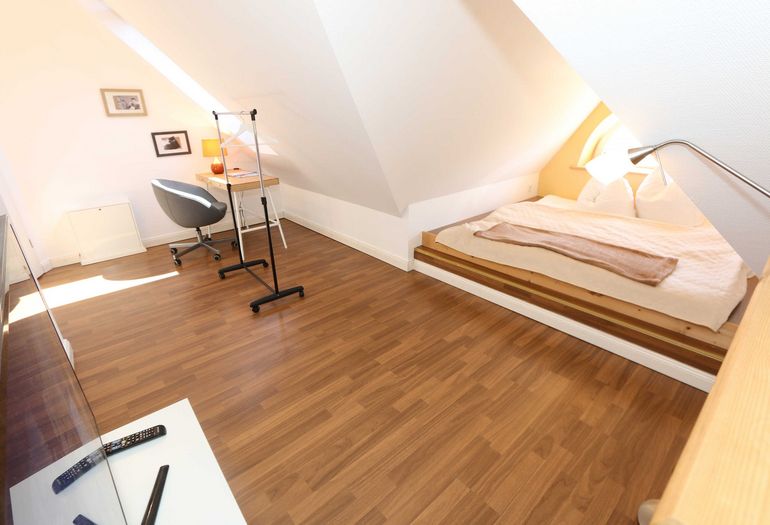 3. Schlafzimmer mit Bett
