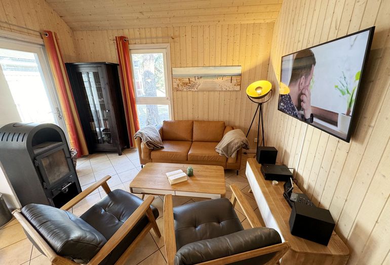 Ferienhaus Sprottenkiste - Wohnzimmer mit großem Fernseher Ferienhaus Sprottenkiste - Wohnzimmer mit großem Fernseher