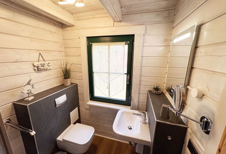 modernes Badezimmer im Erdgeschoss